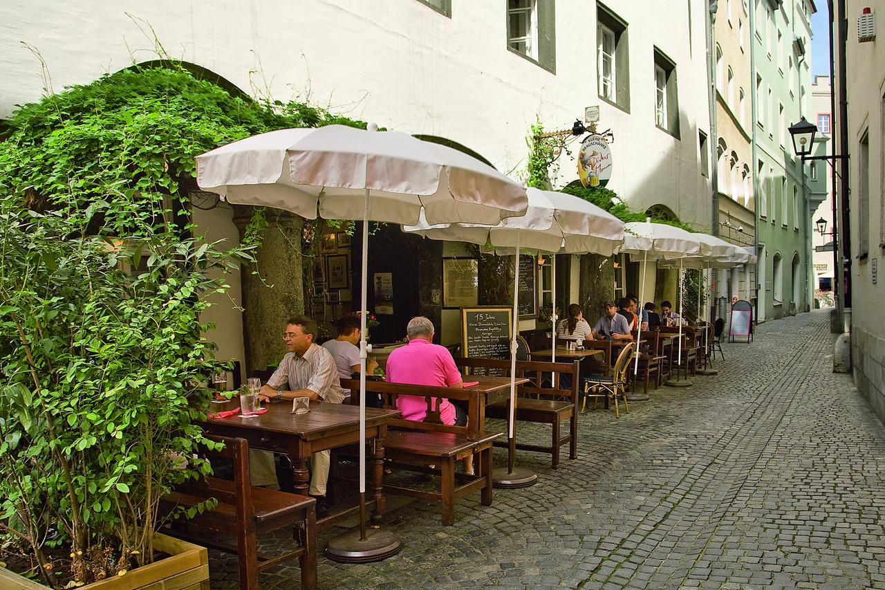 Restaurant Dicker Mann Hotel Zum Blauen Krebs Регенсбург Экстерьер фото